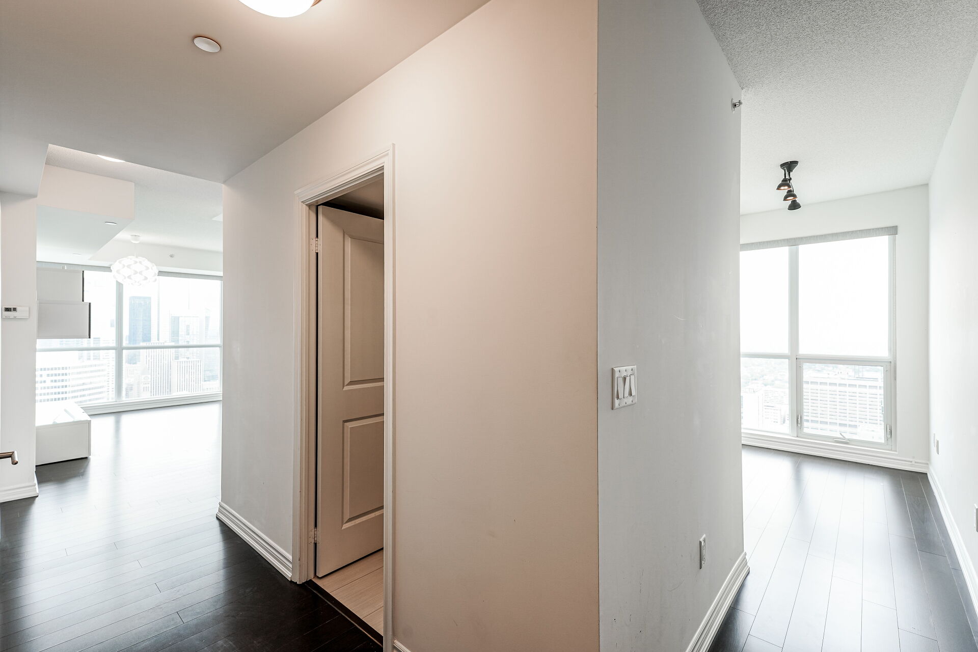 Munnnnnnnn 386 Yonge St Toronto ON | Zillow