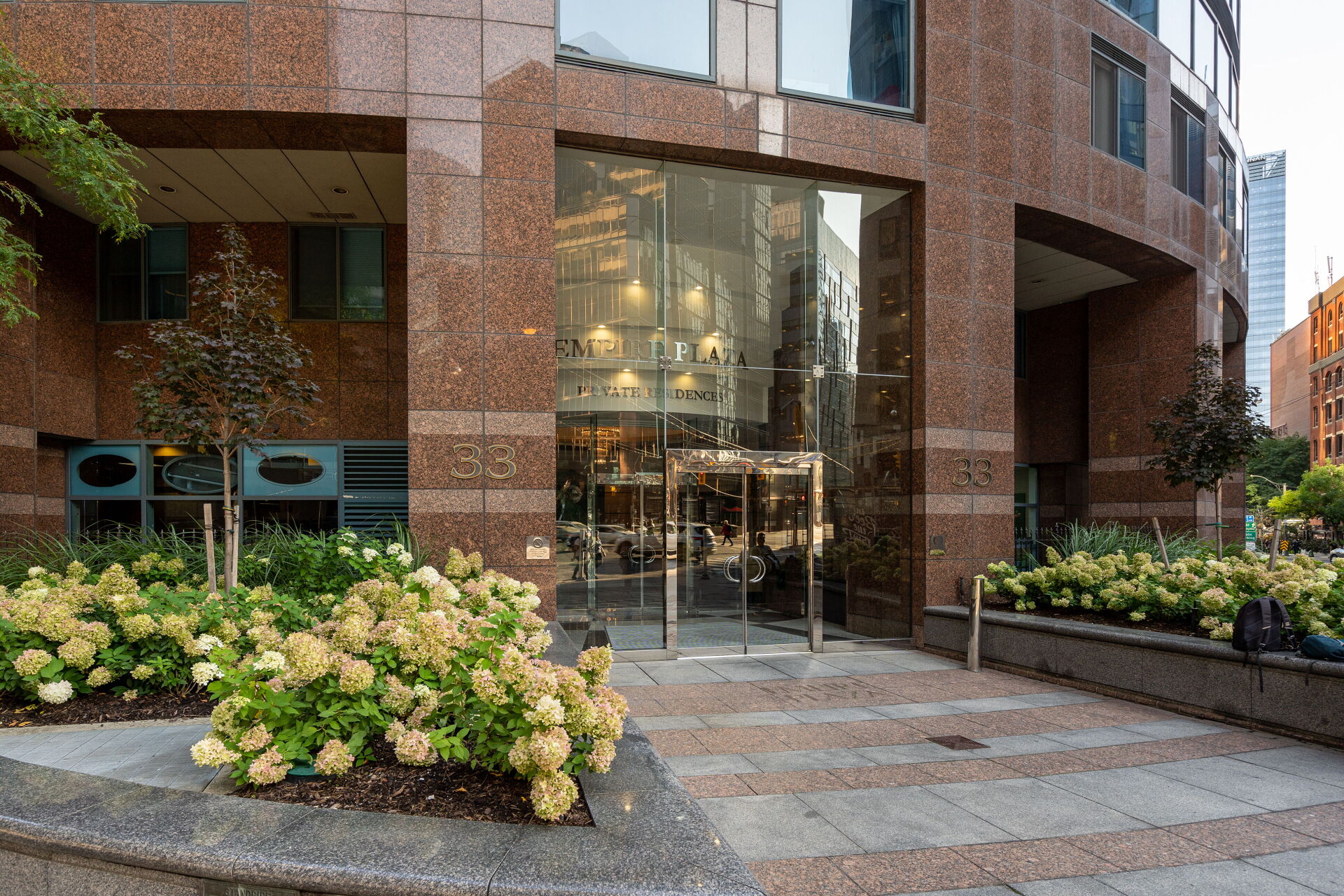 COMMERCIAL PHOTO 33冊 New giant digital screen approved for Granville