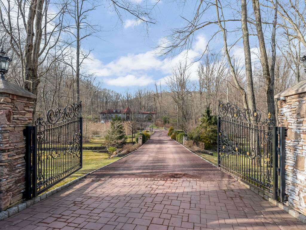 6 Indian Lane, Montville, NJ 07082